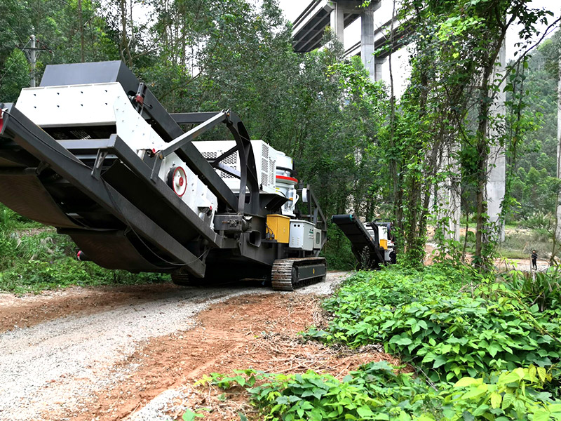 山东淄博履带式移动站砂石破碎生产线.jpg